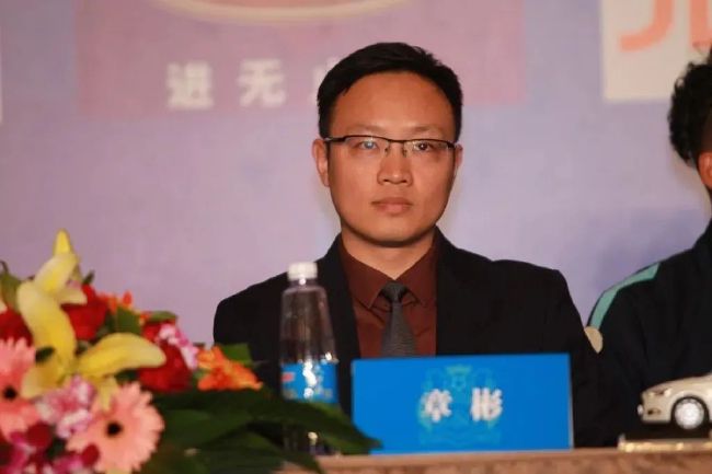 女人和男人打扑克